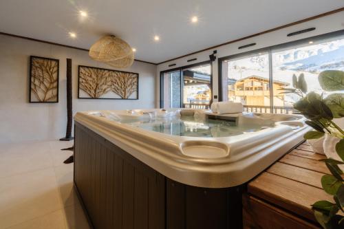 圣费朗索瓦-隆尚Chalet Le Bouquetin的一间带大窗口浴缸的大浴室