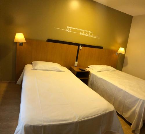 巴西利亚Flat 609 - Comfort Hotel Taguatinga的一间酒店客房,房间内设有两张床