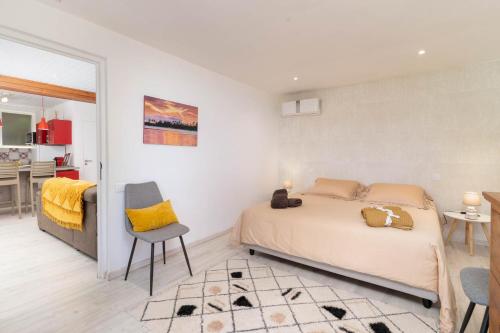 普纳奥亚Villa Lodge - Bas de Villa avec piscine et vue océan et Moorea的一间卧室设有一张床和一间用餐室