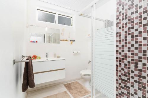 普纳奥亚Villa Lodge - Bas de Villa avec piscine et vue océan et Moorea的白色的浴室设有卫生间和淋浴。