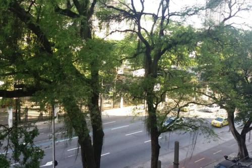 里约热内卢Apartamento Morro Da Urca的树木中城市街道的景色