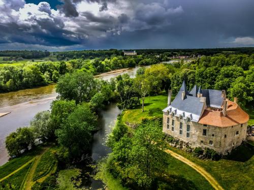 Saincaize-MeauceChambre Isabeau de Sully au château de Meauce的享有河边古老建筑的空中景色