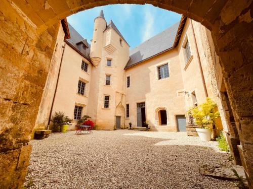 Saincaize-MeauceChambre Isabeau de Sully au château de Meauce的从拱门欣赏城堡的景色