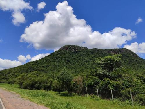 巴拉瓜里Cabaña “La Herencia” Paraguarí的山丘,被树木覆盖,在路边