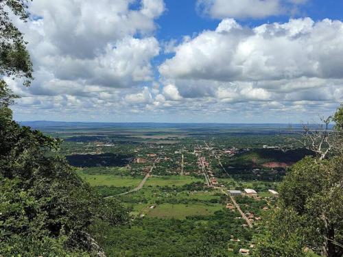 巴拉瓜里Cabaña “La Herencia” Paraguarí的田野中城镇的空中景观