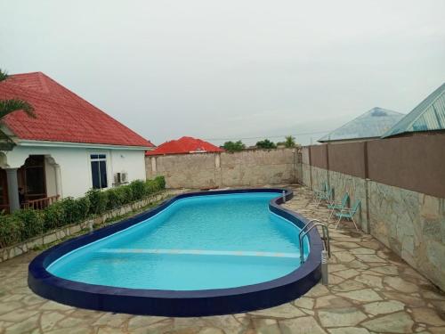 南威Taj hotel partnership的一座带房子的庭院内的游泳池