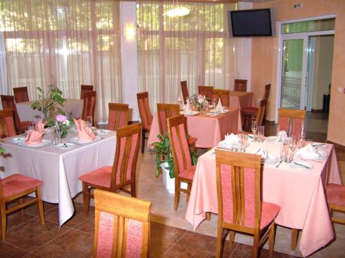 Family Hotel Gabrovo餐厅或其他用餐的地方