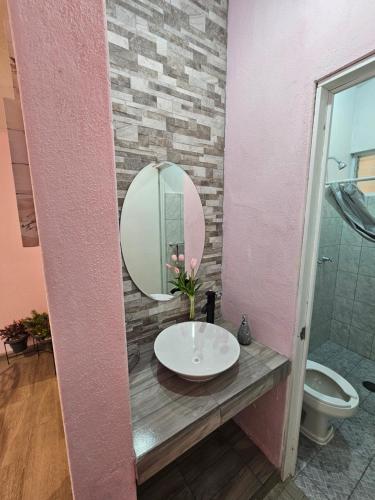 帕茨库卡罗La Casita的一间带水槽和镜子的浴室