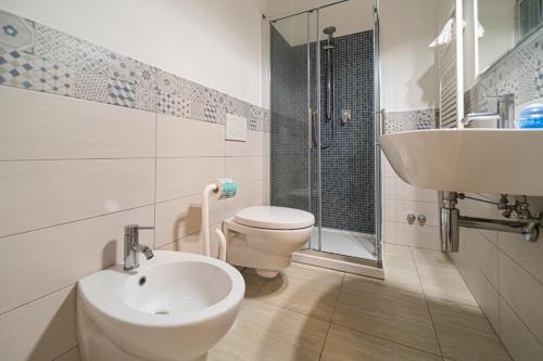 卡波利韦里Villa Ray的一间带卫生间和水槽的浴室