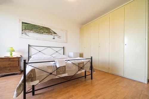 卡波利韦里Villa Ray的一间卧室配有一张床和一个梳妆台