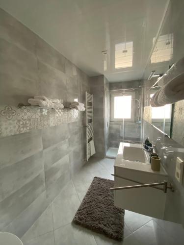 克洛滕Pension mit Moselblick的白色的浴室设有水槽和镜子