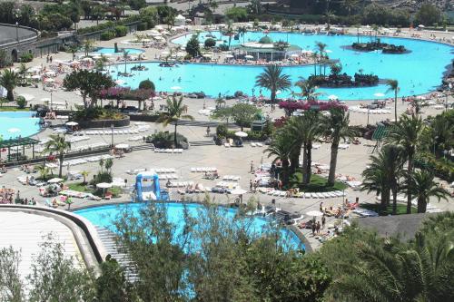 圣克鲁斯-德特内里费LA TORRE I的享有度假村游泳池的顶部景致