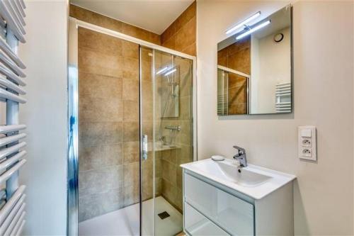 列日Splendide appartement au centre de Liège - Complexe PARADIS EXPRESS的一间带水槽和淋浴的浴室