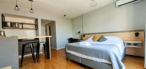 萨尔塔Caseros Suite!! Hermoso Apart en Corredor turistico de Salta!!的一间带大床的卧室和一间厨房