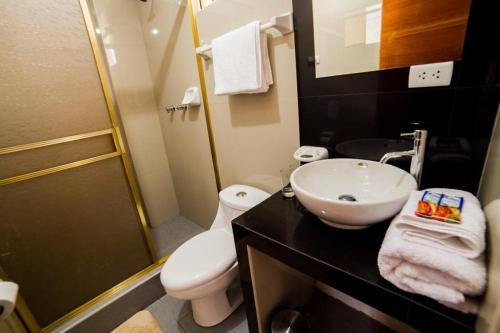 奥兰太坦波Casablanca Ollantaytambo的浴室配有白色水槽和卫生间。