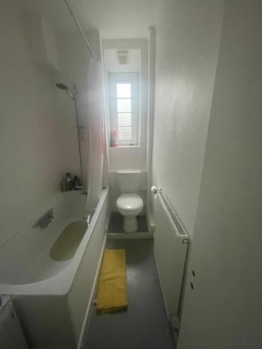 伦敦Super Streatham Room的一间带卫生间和水槽的小浴室