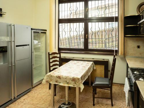 锡纳亚Pensiunea TV Condor的厨房配有桌子和窗户