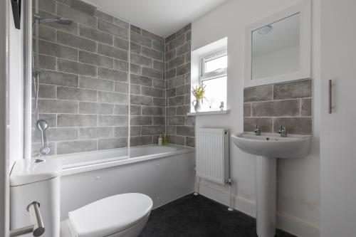 科尔切斯特Sunbeam cottage contractor Parking WiFi Garden的浴室配有卫生间、盥洗盆和浴缸。