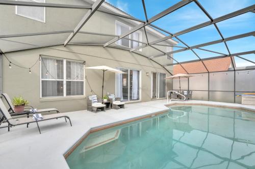 达文波特Luxury Villa at Disney Area的一个带玻璃天花板的室内游泳池