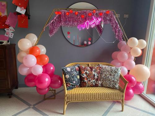 SecchiaSala dell Estate Guest House的一间设有气球、镜子和沙发的房间