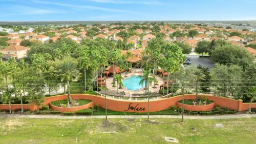 达文波特Luxury Villa at Disney Area的享有带游泳池的度假村的空中景致