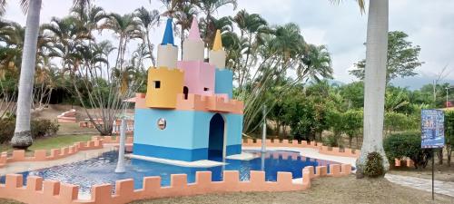 富萨加苏加Apartamento Campestre en Condominio的主题公园的水中城堡