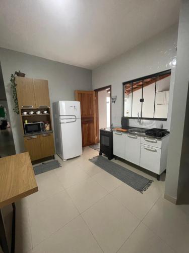 Nova MutumCasa inteira em Nova Mutum的厨房配有白色家电和白色冰箱