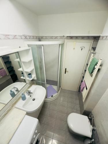 罗马La stanza di Giusy的一间带卫生间和水槽的小浴室