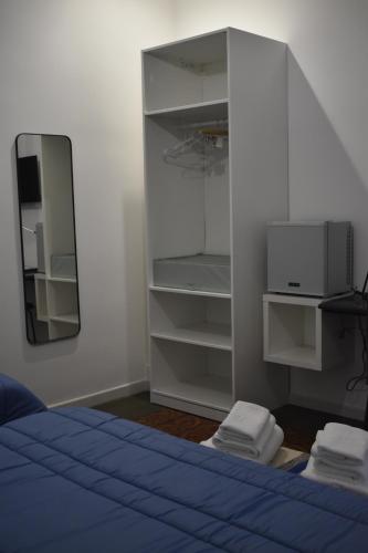 卡塔尼亚La Dagala的一间卧室配有蓝色的床和镜子