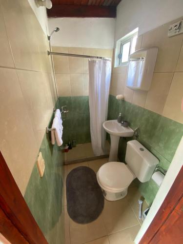 科洛尼亚-德尔萨克拉门托Habitación Juspe的一间带卫生间和水槽的小浴室