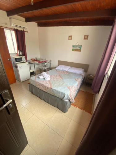 科洛尼亚-德尔萨克拉门托Habitación Juspe的一间卧室配有一张床和一张桌子