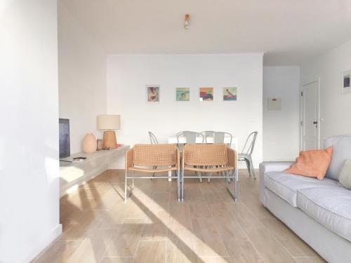 费雷尔Bay House Baleal - Surfboard included的客厅配有沙发和桌椅