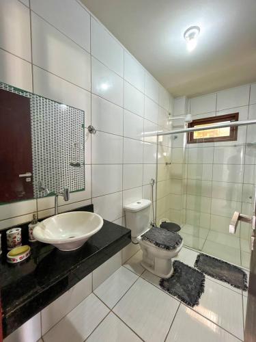 巴纳内拉斯Casa em Bananeiras PB的白色的浴室设有水槽和卫生间。