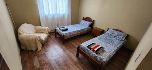 玛利亚镇Casaquinta的小房间设有两把椅子和椅子