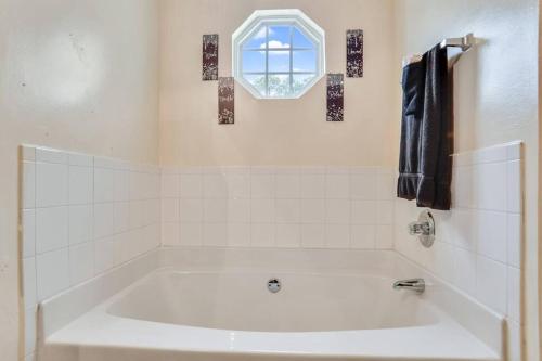 亚特兰大Modern Oasis for family Escape !的白色的浴室设有浴缸和窗户。
