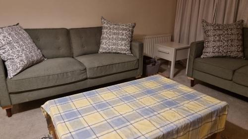 Two bed Apartment free parking near Colindale Station的休息区