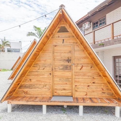 马蒂尼奥斯Hostel Costa Terral的三角形的木制车库门