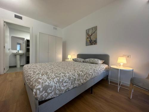 卡耐特蒂贝兰格Apartamentos Canet al Mar.的白色卧室配有床和椅子