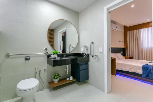 弗洛里亚诺波利斯Confortável Studio com 46,72m²的一间带水槽和卫生间的浴室以及一张床