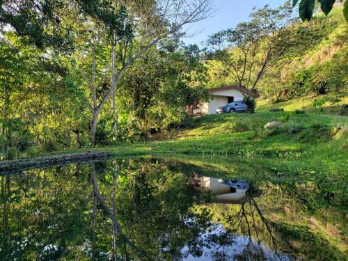 图里亚尔瓦Studio House in Eco-Farm: nature, relaxing, hiking的水体中房屋的反射