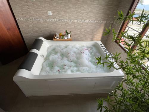 哈普特莱Hapu Tales - Private Holiday Villa的浴室设有白色泡沫浴缸