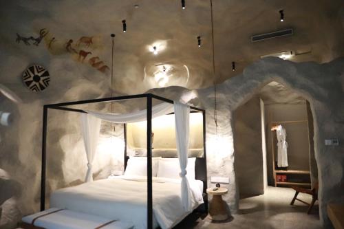 上海上海浦东机场幔麓酒店·宠物友好的卧室配有一张位于岩石墙内的床铺