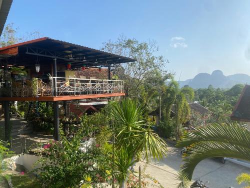 功孟海滩Krabi Villa Phu Khao Private Resort的一座建筑,其阳台以树木和山脉为背景