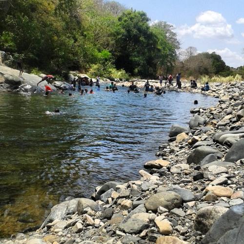 Loma del NaranjoCABAÑA MISSRAÍ TROPICAL的一群人在河里游泳