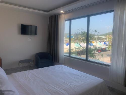 河仙Hà Hùng Panorama Hotel的酒店客房设有一张床和一个大窗户