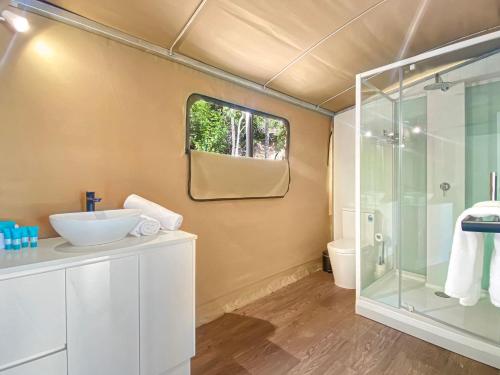 耐莉湾Magnetic Glamping Tent 3的一间带水槽和玻璃淋浴的浴室