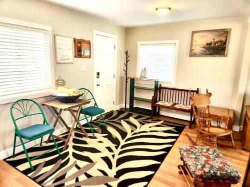 萨尼亚Bluewater Delight的一间设有椅子和斑马地毯的房间
