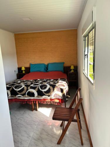 QuebrachoPosada campo bello的一间卧室配有一张带木制床头板的床