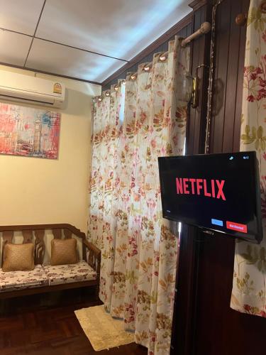 大城班恒民宿的一间有网格标牌的房间的电视机