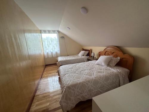 Villa_ Angelita的一间小卧室,配有两张床和窗户